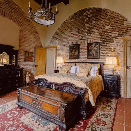 Castello Di Casalborgone, Luxury Italian Castle Otel
