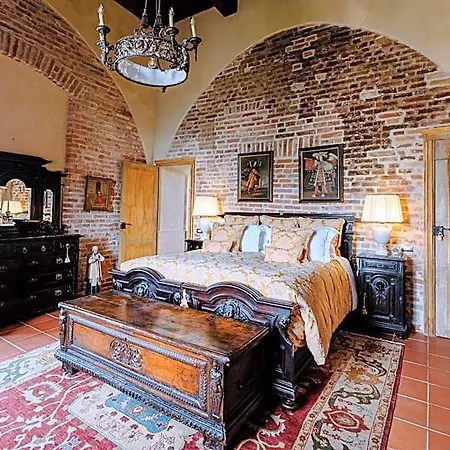فندق Castello Di Casalborgone, Luxury Italian Castle